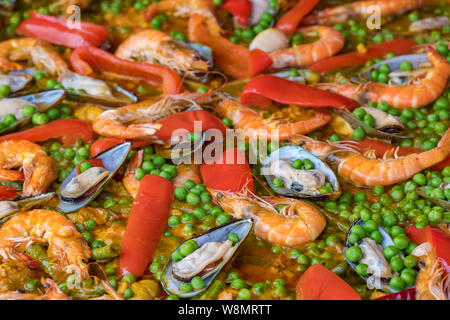 Spanische Paella in der Pfanne braten mit Muscheln, Garnelen und Gemüse. Meeresfrüchte Paella Hintergrund Nahaufnahme Stockfoto