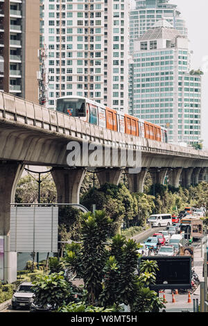 Bangkok, Thailand - 3. März 2019: BTS Skytrain läuft über die verkehrsreiche Straße in Bangkok, Thailand Stockfoto