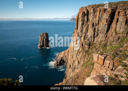 Steile braun-orange Klippen in der Nähe von Cape Hauy im Blue Sea, Tasmanien, Australien Stockfoto