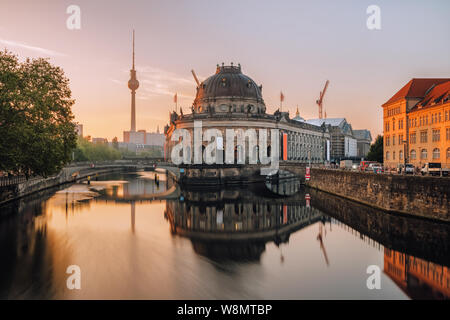 Museum Insel auf Spree und Tower im Hintergrund bei Sonnenaufgang in Berlin, Deutschland Stockfoto