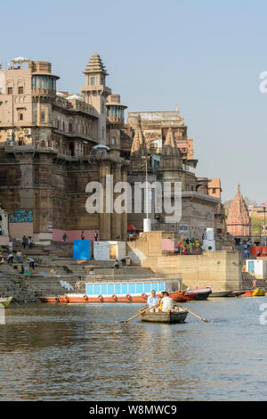 Blick aufs Wasser von Varanasi aus dem Fluss Ganges, Varanasi, Uttar Pradesh, Indien, Südasien. Auch als Benares, Banaras und Kashi bekannt. Stockfoto