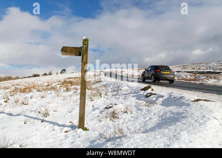 Brecon Beacons, UK: Januar 30, 2019: ein Nissan Juke ist das Fahren in gefährlicher Schnee, Matsch und Glatteis mit einem Winter und blauer Himmel. Stockfoto