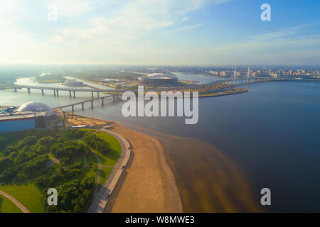 St. Petersburg, Russland - Juli 26, 2019: Landschaft an der Newa Delta auf einem sonnigen Juli morgen (Luftaufnahmen) Stockfoto