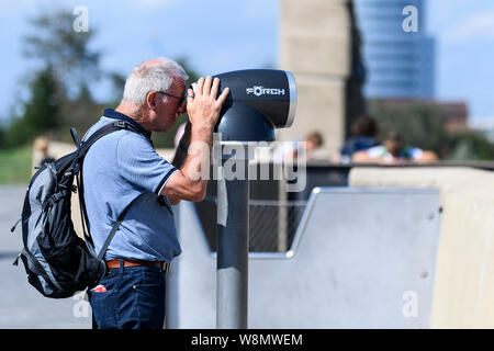 Heilbronn, Deutschland. 08 Aug, 2019. Ein Besucher am Geländer der Bundesgartenschau im sonnigen Wetter suchen. Credit: Edith Geuppert/dpa/Alamy leben Nachrichten Stockfoto