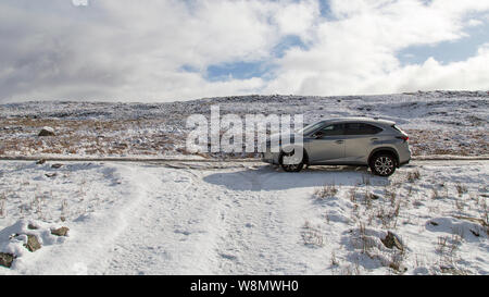 Brecon Beacons, UK: Januar 30, 2019: ein Lexus NX300h F-Sport crossover hybrid Auto auf der Straße im Schnee und gefährliches Glatteis. Stockfoto