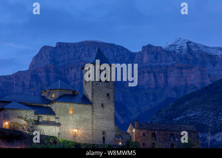 Dorf Torla. Im Hintergrund die Berge des Nationalparks Ordesa y Monte Perdido. Pyrenäen, Spanien Stockfoto