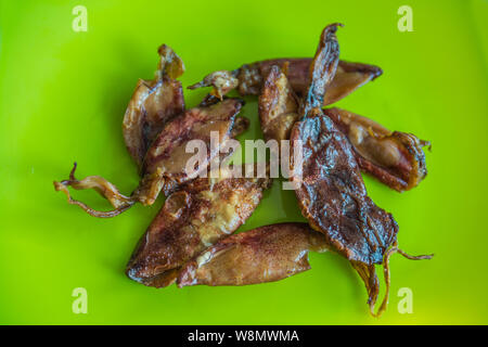 Getrockneten Tintenfisch, gebraten auf die grüne Scheibe Stockfoto