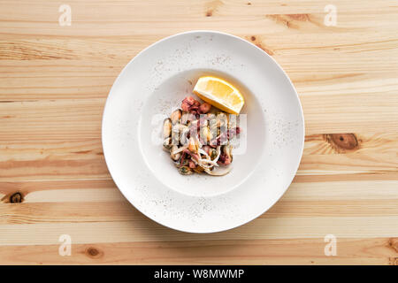 Salat mit Tintenfisch, Garnelen und Muscheln Stockfoto