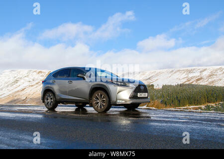 Brecon Beacons, UK: Januar 30, 2019: ein Lexus NX300h F-Sport crossover hybrid Auto auf der Straße im Schnee und gefährliches Glatteis. Stockfoto