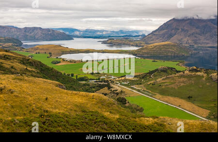 Ein Blick auf den Lake Wanaka und die umliegenden Hügel und Seen von der Oberseite des Diamond Lake Trail, niemand im Bild Stockfoto