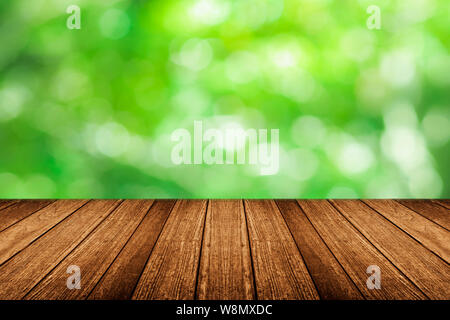 Leere Holztisch mit Natur grün Bokeh Stockfoto