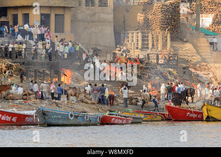 Die einäscherung Scheiterhaufen am Ufer des Flusses Ganges in Varanasi, Uttar Pradesh, Indien, Südasien. Stockfoto