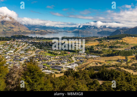 Ein Blick auf die Spitze des Mt Iron Trail, mit Blick auf das Tal, die Felder, Häuser und Berge neben Lake Wanaka, Neuseeland, nobdy im Bild Stockfoto