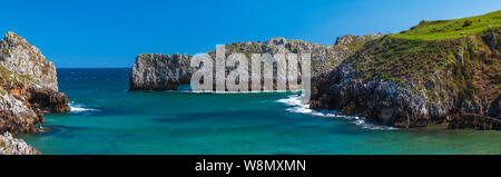 Großes Panorama auf den Berellin-Strand. San Vicente de la Barquera, Kantabrien Spanien Stockfoto