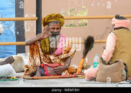 Indische heilige Männer (sadhus oder saddhus) versammelten sich am Ufer des Ganges in Varanasi, Uttar Pradesh, Indien, Südasien. Stockfoto