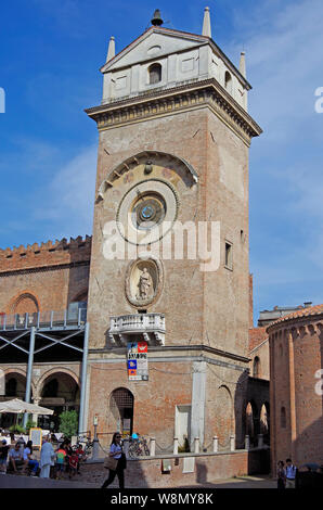 Die Piazza delle Erbe, Mantua, Italien, mit dem Palazzo della Ragione, der Torre dell'Orologia und die Rotonda de S Lorenzo, Stockfoto