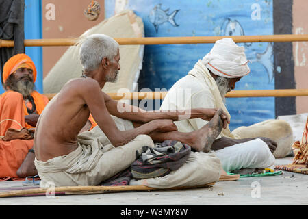 Indische heilige Männer (sadhus oder saddhus) versammelten sich am Ufer des Ganges in Varanasi, Uttar Pradesh, Indien, Südasien. Stockfoto