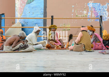 Indische heilige Männer (sadhus oder saddhus) versammelten sich am Ufer des Ganges in Varanasi, Uttar Pradesh, Indien, Südasien. Stockfoto