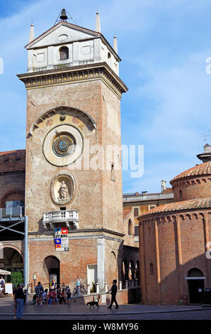 Die Piazza delle Erbe, Mantua, Italien, mit dem Palazzo della Ragione, der Torre dell'Orologia und die Rotonda de S Lorenzo, Stockfoto
