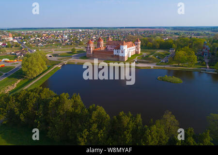 Mir Schloss im Frühling Morgen Landschaft (Luftaufnahmen). Weißrussland Stockfoto