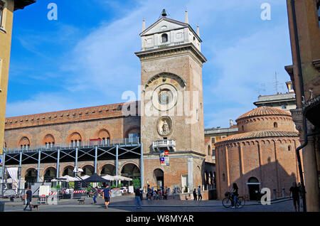 Die Piazza delle Erbe, Mantua, Italien, mit dem Palazzo della Ragione, der Torre dell'Orologia und die Rotonda de S Lorenzo, Stockfoto