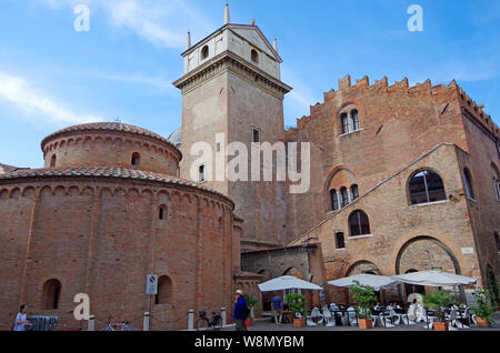 Die Rückseite des Rotonda de S Lorenzo und der Seite des Palazzo della Ragione, mit dem Torre dell'Orologia hinter Stockfoto