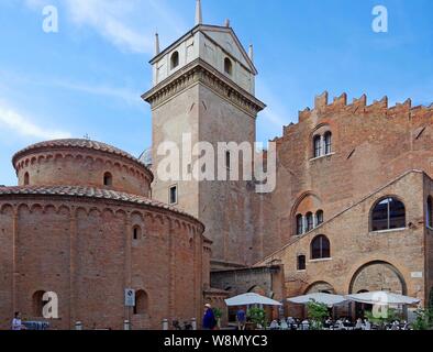 Die Rückseite des Rotonda de S Lorenzo und der Seite des Palazzo della Ragione, mit dem Torre dell'Orologia hinter Stockfoto