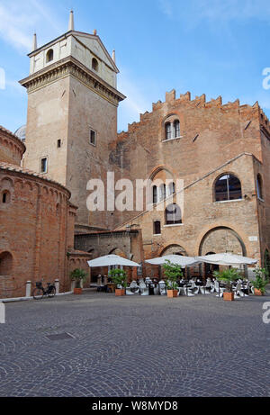 Die Rückseite des Rotonda de S Lorenzo und der Seite des Palazzo della Ragione, mit dem Torre dell'Orologia hinter Stockfoto