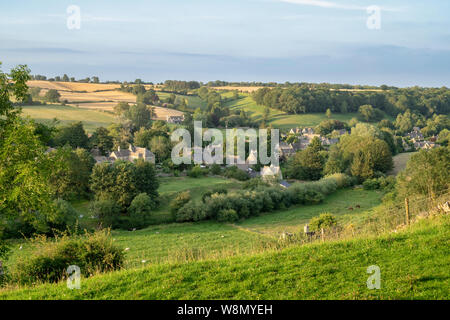 Über Naunton Dorf am Abend Sommer Licht. Naunton, Cotswolds, Gloucestershire, England Stockfoto