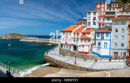 Hafen von Cudillero, einem Fischerdorf im Norden Spaniens. Asturien, Spanien Stockfoto