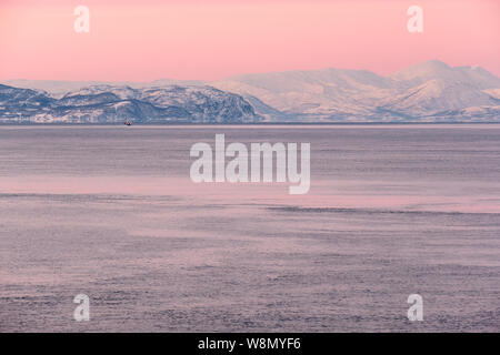 Minimalistischer arktische Landschaft unter rosa Himmel bei Sonnenuntergang, Norwegen Stockfoto