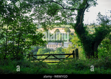 Tor vor naunton Dorf im Sommer, Naunton, Cotswolds, Gloucestershire, England Stockfoto