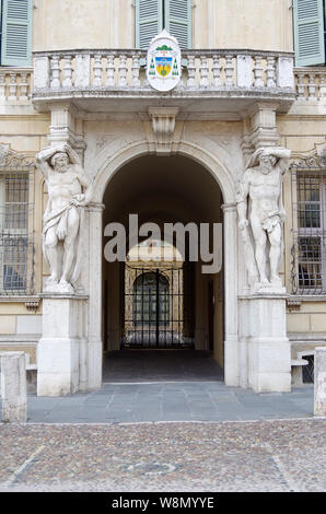 Ein paar Mats an der Tür des Palazzo Bianchi in der Piazza Sordello in Mantua, Italien, neben dem Dom, ist es jetzt der Bischofspalast Stockfoto