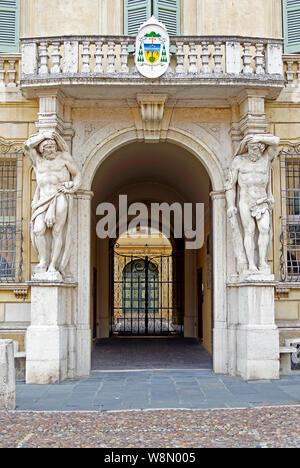 Ein paar Mats an der Tür des Palazzo Bianchi in der Piazza Sordello in Mantua, Italien, neben dem Dom, ist es jetzt der Bischofspalast Stockfoto