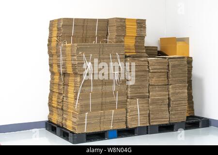 Stapel von Flat Pack Kartons für die Verpackung und Lieferung. Stockfoto