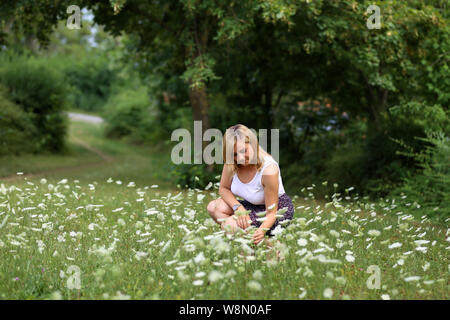 Porträt eines jungen Mädchens Blumen sammeln. Stockfoto
