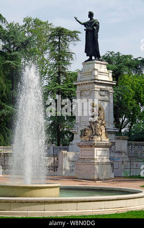 Das Monument der lateinische Dichter Vergil, in der Piazza Virgiliana Mantua, Italien, seinem Geburtsort, einem hohen Sockel Carrara durch eine Bronzestatue überwunden Stockfoto