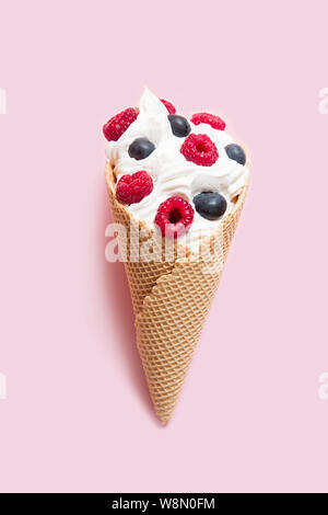 Sahne und Früchten in einem Waffeleisen Kegel Stockfoto