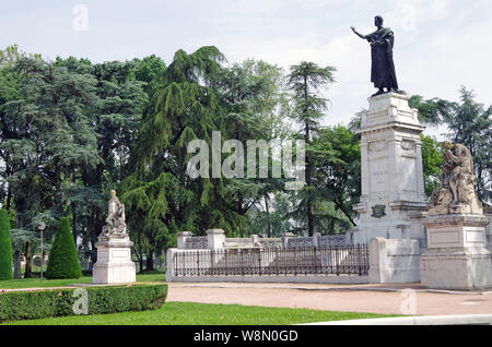 Das Monument der lateinische Dichter Vergil, in der Piazza Virgiliana Mantua, Italien, seinem Geburtsort, einem hohen Sockel Carrara durch eine Bronzestatue überwunden Stockfoto