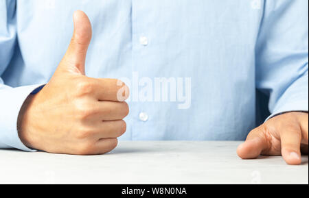Geschäftsmann in Shirt, Daumen hoch, wie. Kopieren Sie Platz für Text. Stockfoto