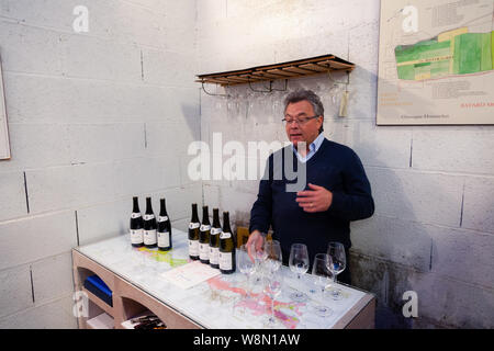 Frankreich Lyon 2019-06-20 erwachsenen Mann professioneller Sommelier Schnupperkurse, Weingut Personal machen Verkostung line top Luxus Burgund Wein von Olivier Leflaive winemake Stockfoto