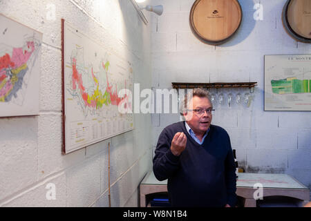 Frankreich Lyon 2019-06-20 erwachsenen Mann professioneller Sommelier Schnupperkurse, Weingut Personal machen Verkostung line top Luxus Burgund Wein von Olivier Leflaive winemake Stockfoto