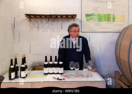 Frankreich Lyon 2019-06-20 erwachsenen Mann professioneller Sommelier Schnupperkurse, Weingut Personal machen Verkostung line top Luxus Burgund Wein von Olivier Leflaive winemake Stockfoto