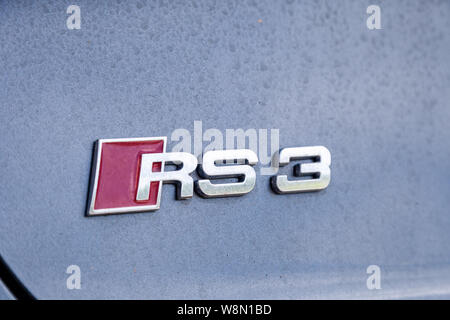 Frankreich Lyon 2019-06-20 closeup Logo von Supersportwagen dunkelgrau Limousine Audi RS 3, Niederquerschnittsreifen, Cast, rote Bremssattel Auto produziert Stockfoto