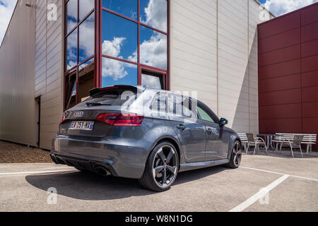 Frankreich Lyon 2019-06-20 Nahaufnahme Rückansicht der Supersportwagen dunkelgrau Limousine Audi RS 3, Niederquerschnittsreifen, Cast, rote Bremssattel Auto produziert b Stockfoto