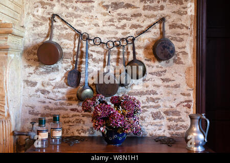 Closeup Antike Antike Kupfer antik Geschirr, Töpfe, Pfannen, auf Stein gemauerten Wand zu Hause, Dekoration, Blumen in Vase, Dekanter. Konzept Einrichtung an Stockfoto