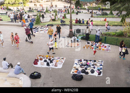 Montmartre Touristen - Menschen zu Fuß unter Souvenirs auf dem Boden vor dem Sacre Coeur in Paris, Frankreich, Europa angezeigt. Stockfoto