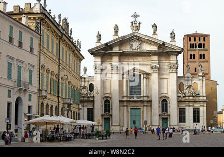 Die Kathedrale von San Pietro Apostolo, mit Blick auf den Piazza Sordello, Mantua, Italien, Struktur von c1400, aber mit einer Glasfront im barocken Stil in den 18 thC-re Stockfoto