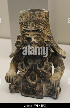 Vase mit menschlichen Figur der katzenartigen Merkmale. Keramik. Zapotec Kultur (Monte Alban III). Frühen und Mittleren klassische Periode (100-700 N.CHR.). Mexiko. Museum des Amerikas. Madrid, Spanien. Stockfoto