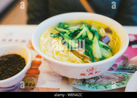 Chinesische Nudelsuppe in Shanghai Restaurant. Stockfoto